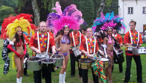 brassband en danseressen